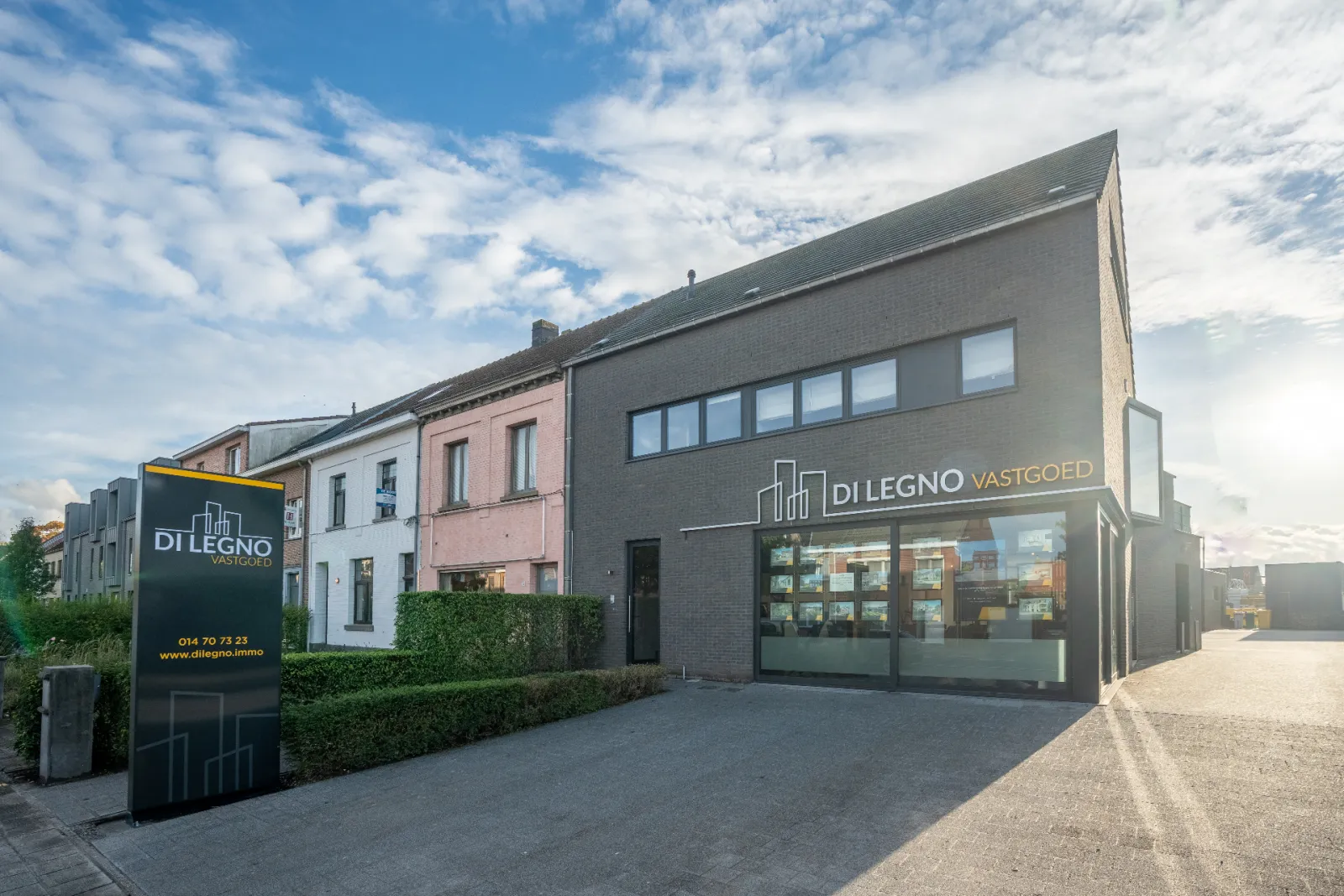 Het kantoor van Di Legno Vastgoed met het uithangbord aan de gevel