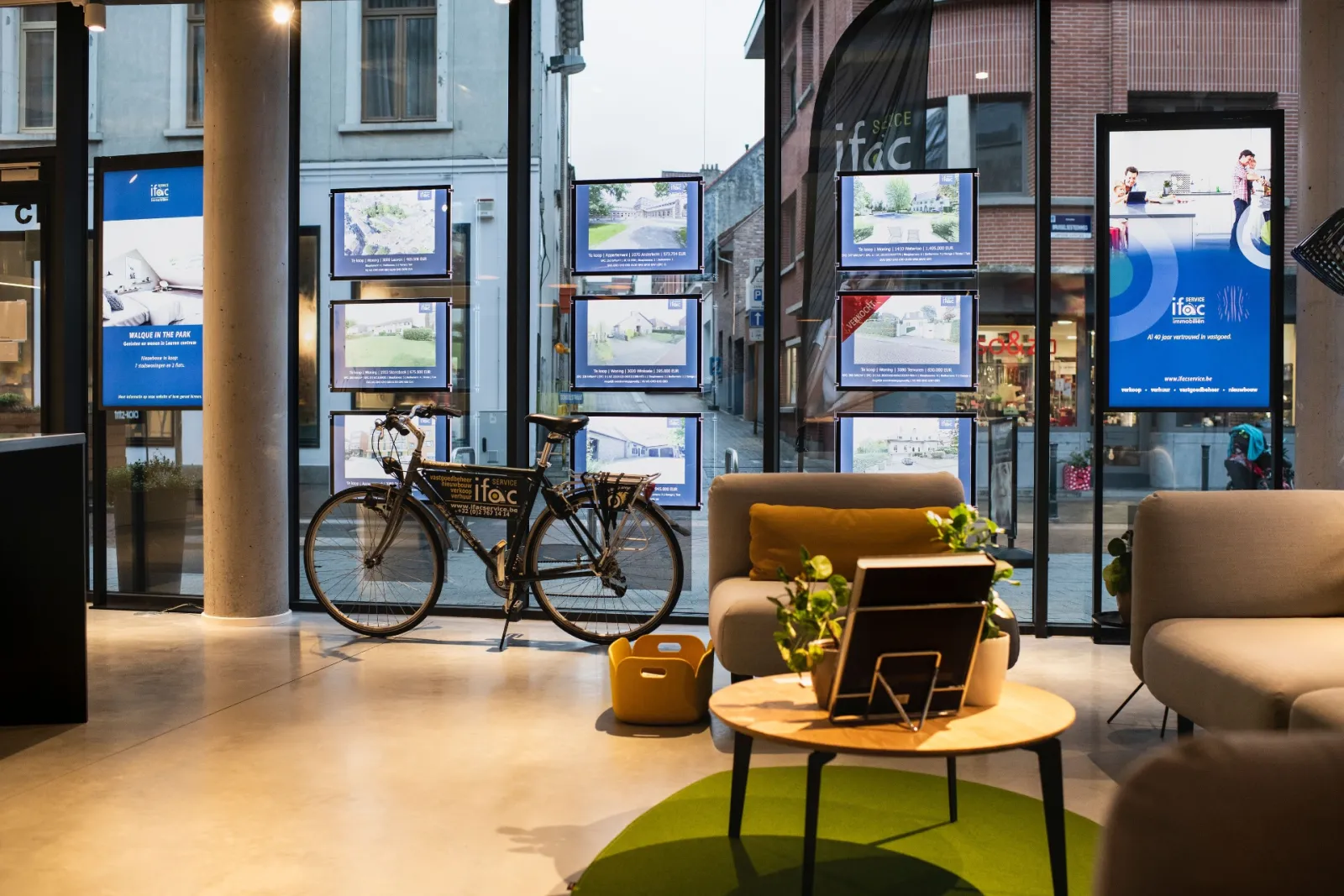 De wachthoek van Ifac Service, met de schermen en panden in de etalage