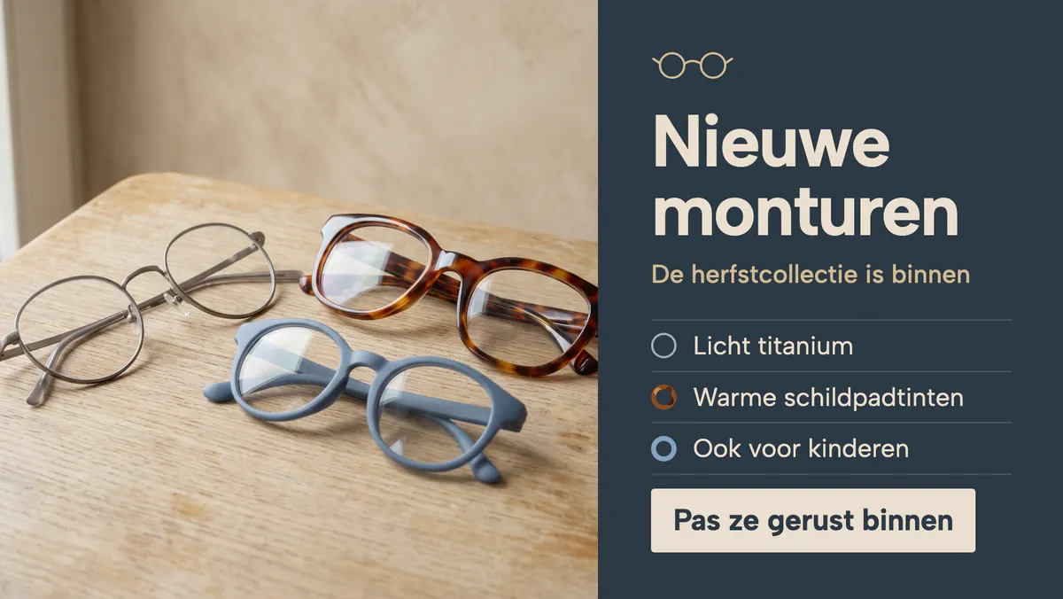 Etalagescherm van een opticien met de herfstcollectie, drie monturen op een houten tafel en drie regels over licht titanium, schildpadtinten en monturen voor kinderen