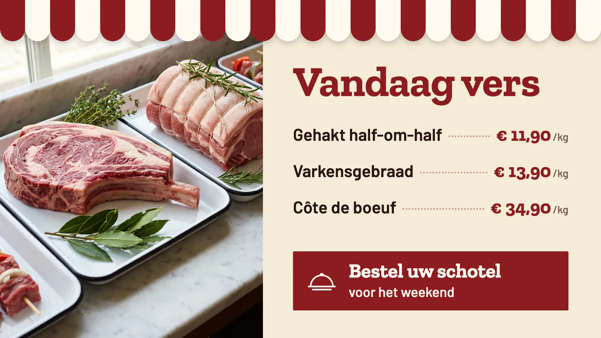 Scherm van een slagerij onder een rood-witte luifel, met vers vlees op schalen en drie prijzen per kilo voor gehakt half-om-half, varkensgebraad en côte de boeuf