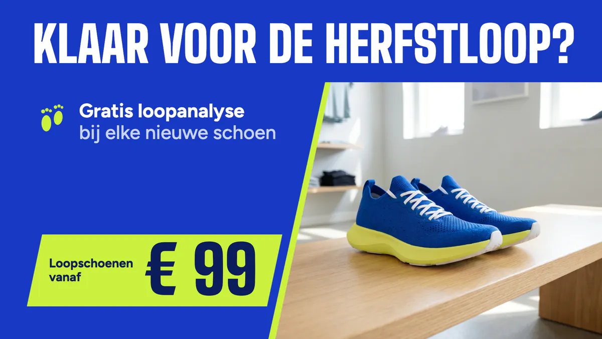 Etalagescherm van een sportwinkel met de vraag of u klaar bent voor de herfstloop, blauwe loopschoenen op een houten bank, een gratis loopanalyse bij elke nieuwe schoen en loopschoenen vanaf € 99
