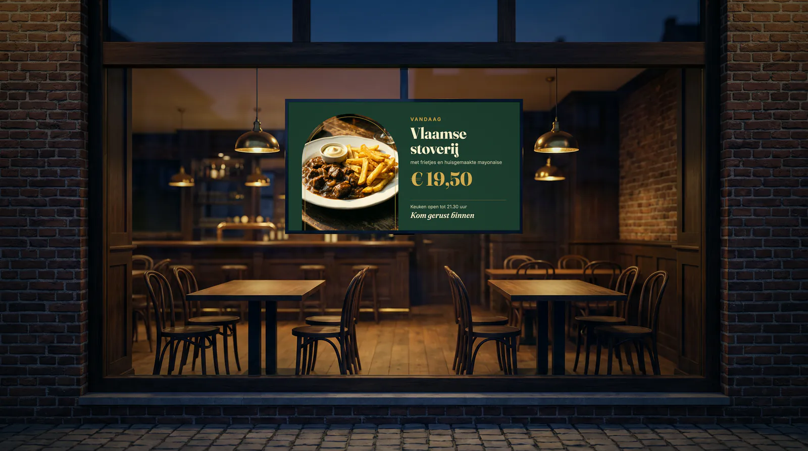 Raam van een brasserie bij valavond, met een scherm dat de dagschotel en de prijs toont boven twee houten tafels