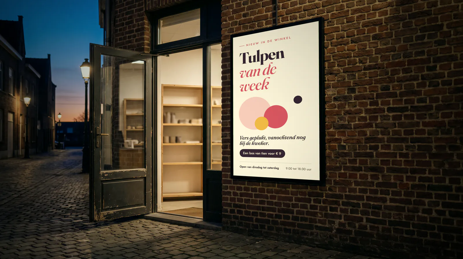 Ingang van een winkel bij valavond, met een hoog staand scherm naast de deur
