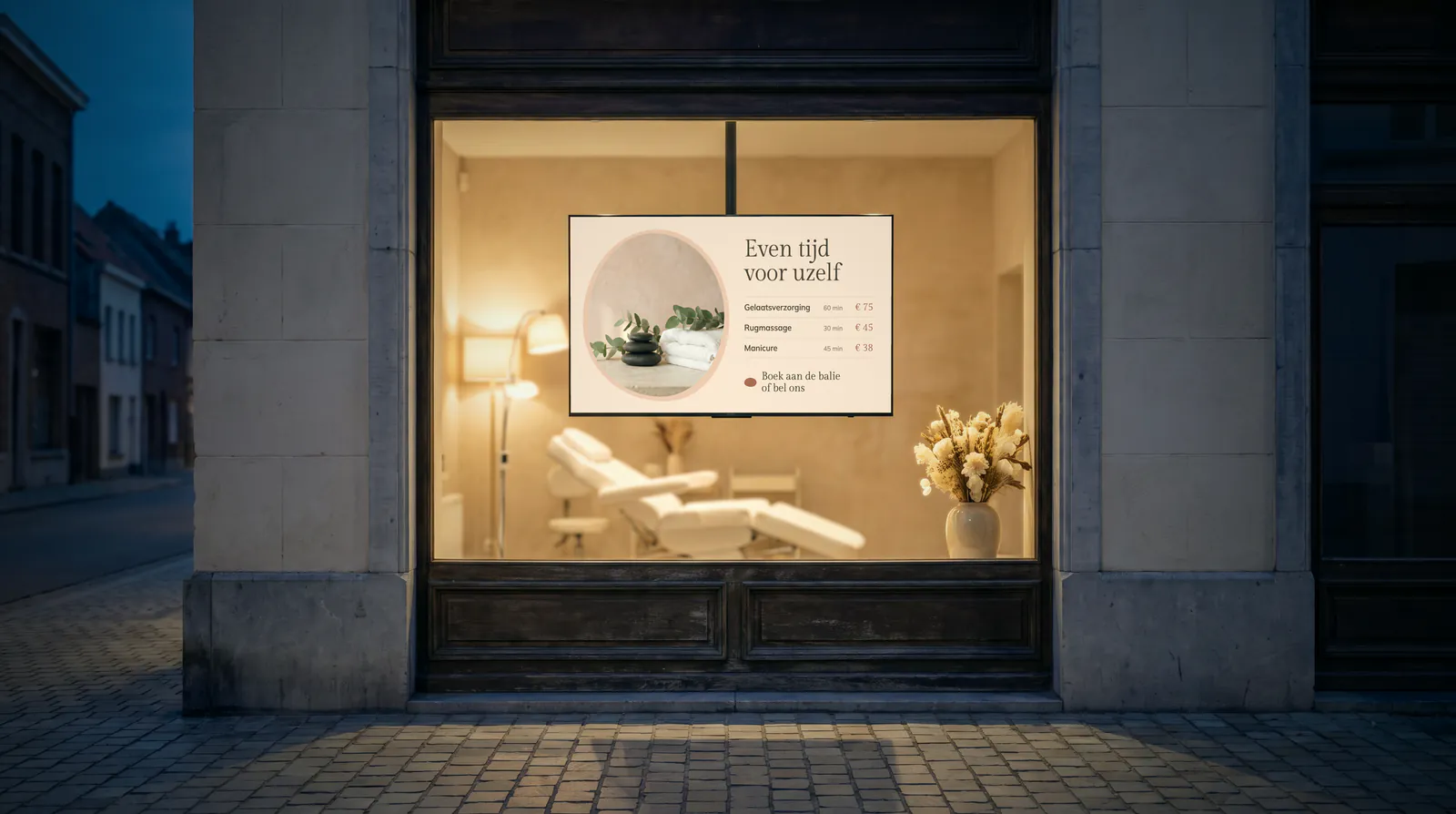 Raam van een schoonheidssalon bij valavond, met een scherm aan een stang van het plafond, voor een behandelstoel en een vaas met droogbloemen
