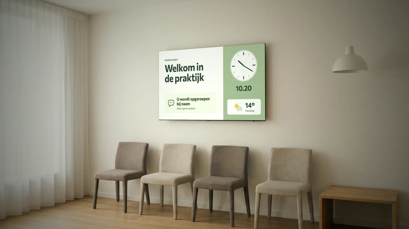 Rustige wachtzaal met stoelen langs de muur onder een scherm dat patiënten welkom heet en de tijd en het weer toont